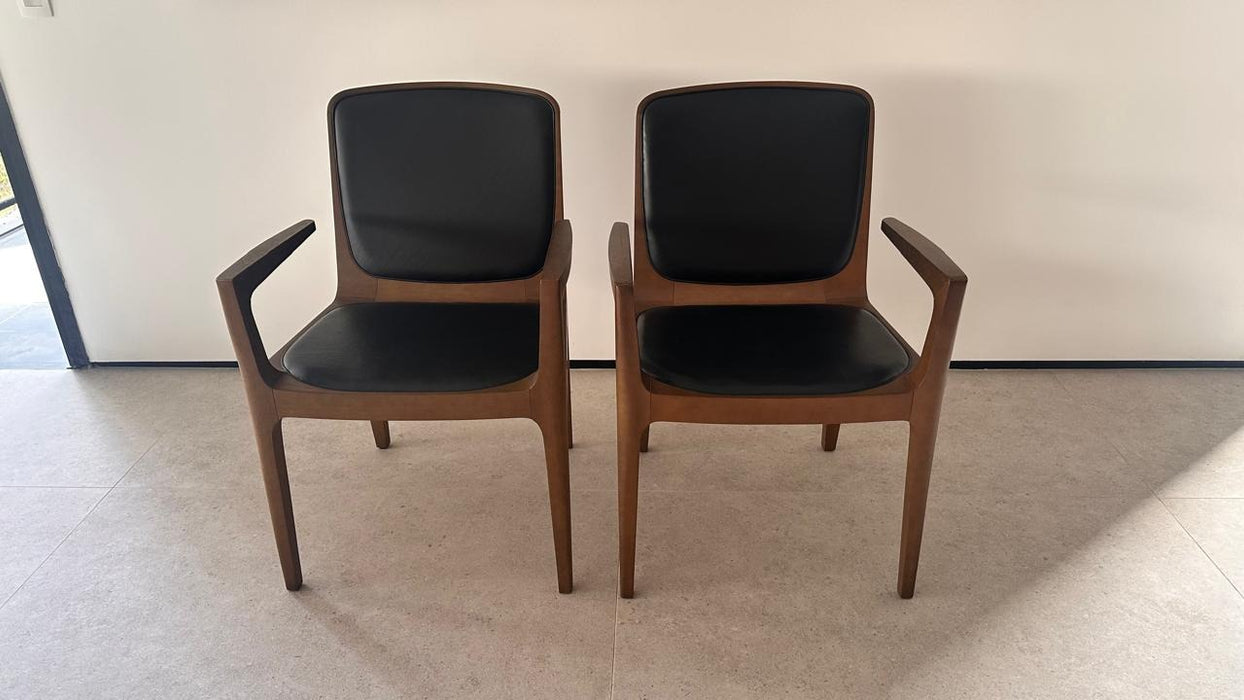 Par de Cadeiras “Bossa” com Braços em Couro – Jader Almeida