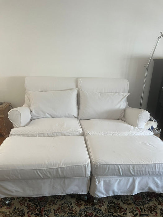 Par de Poltronas com Capa em Sarja Branca e 2 Puffs – Artefacto