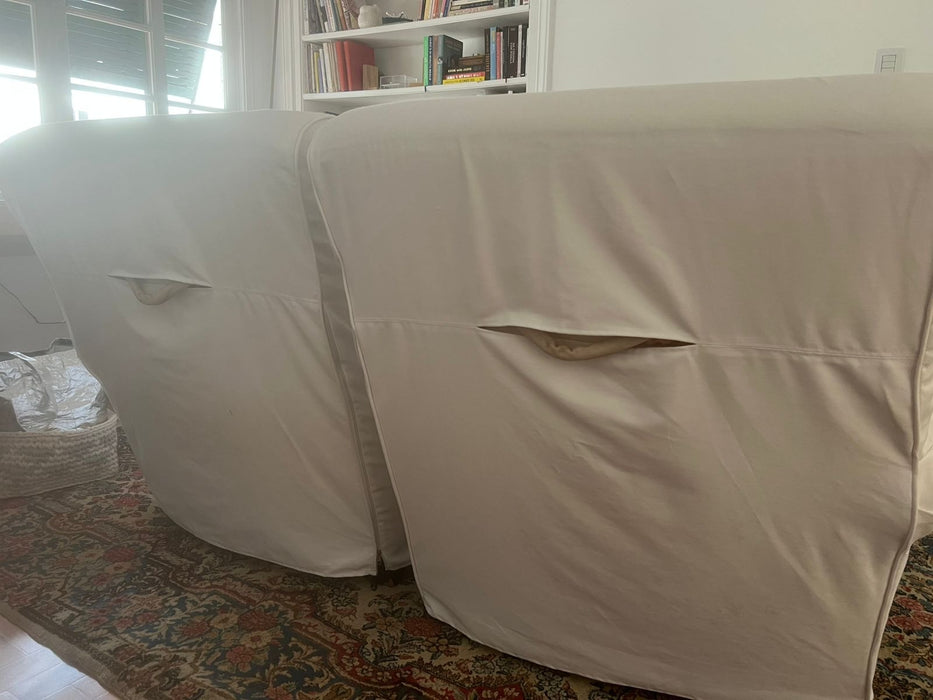 Par de Poltronas com Capa em Sarja Branca e 2 Puffs – Artefacto