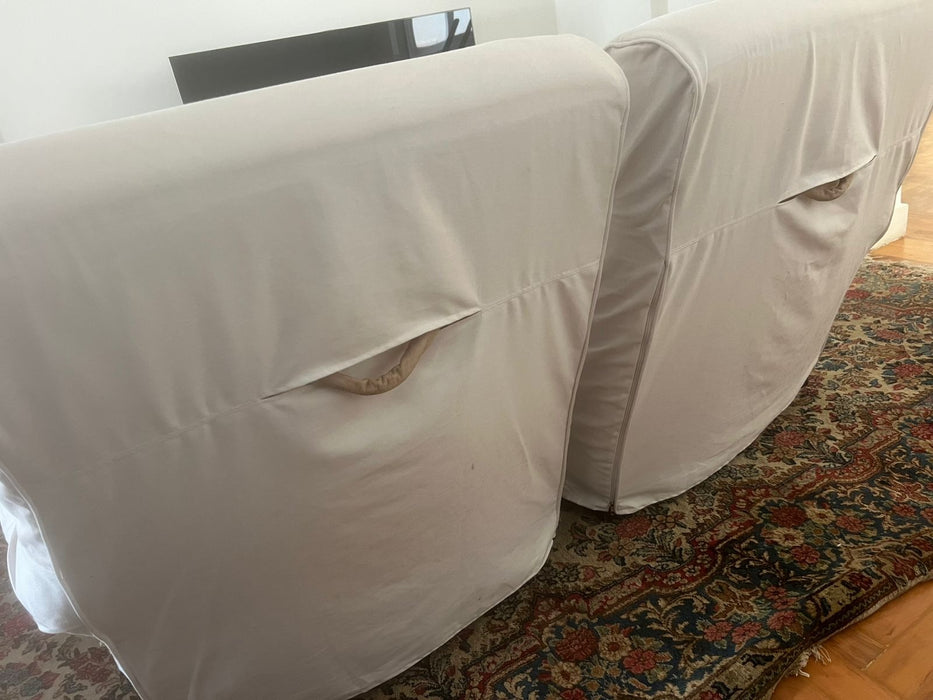 Par de Poltronas com Capa em Sarja Branca e 2 Puffs – Artefacto