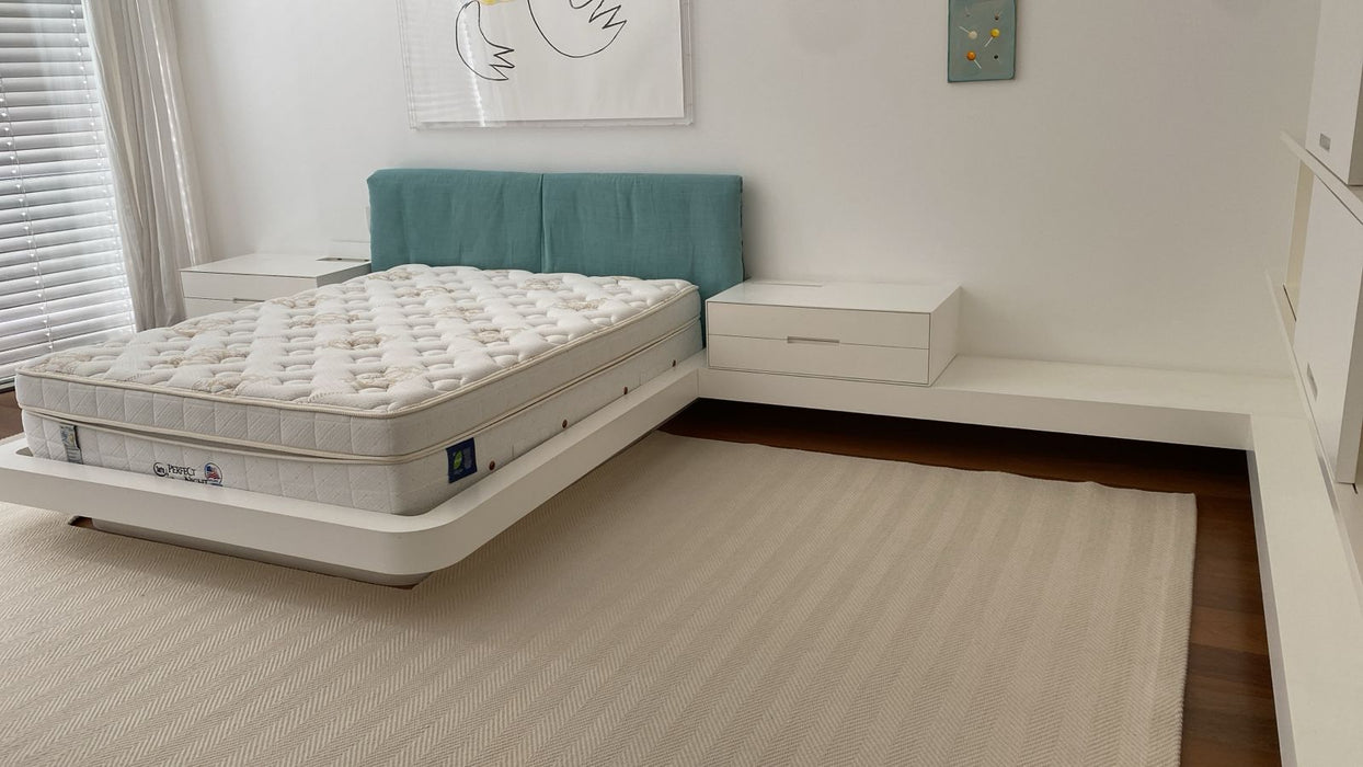 Cama de Casal Queen Size com Cabeceira e Mesas Laterais (Colchão Não Incluso) – Marcenaria
