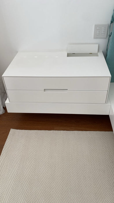 Cama de Casal Queen Size com Cabeceira e Mesas Laterais (Colchão Não Incluso) – Marcenaria