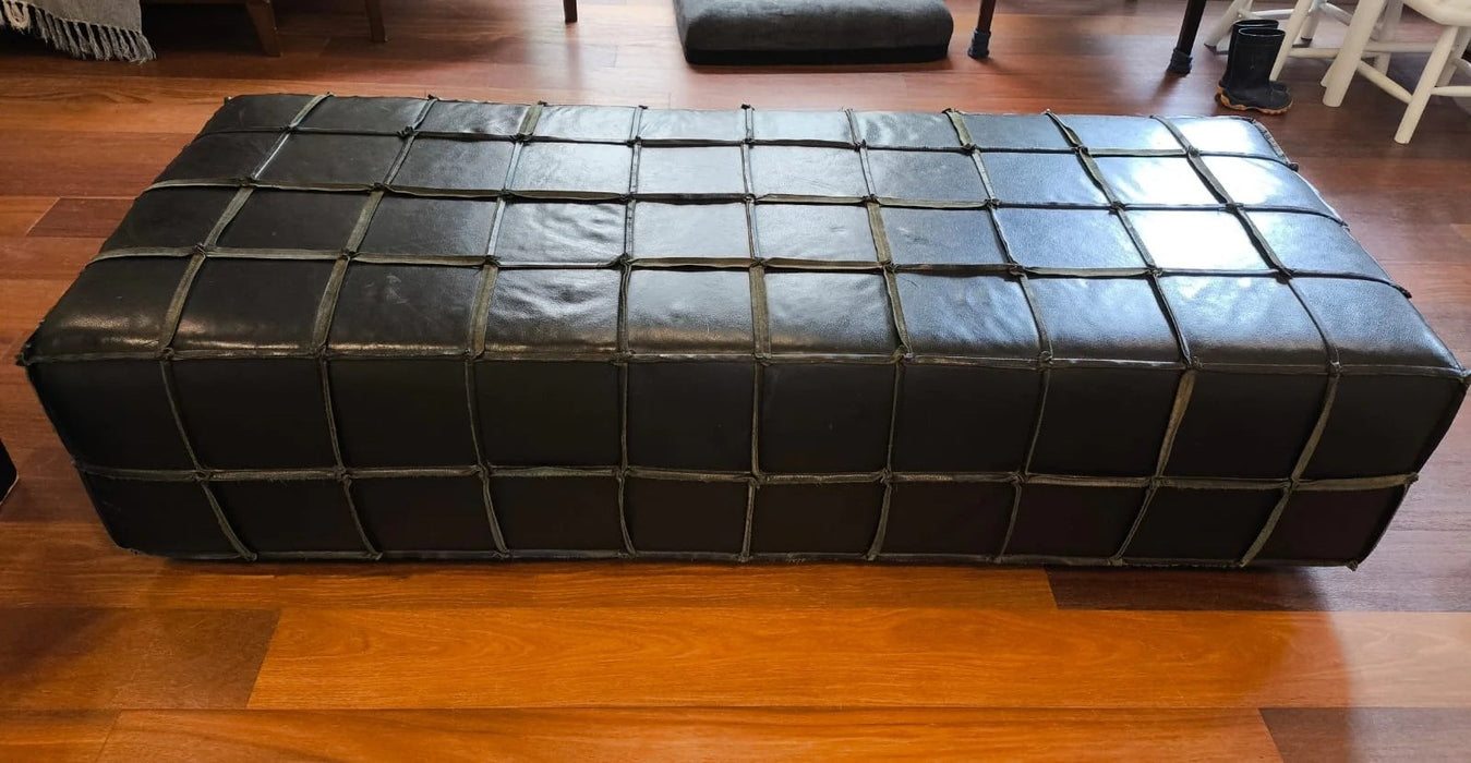 Puff "Back" em Couro Natural – Líder Interiores