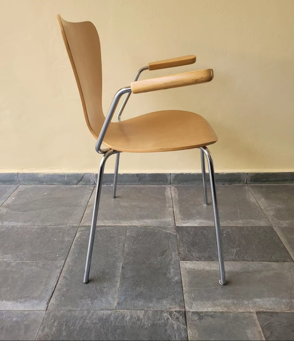 Par de Cadeiras "Ant" com Braços - Arne Jacobsen