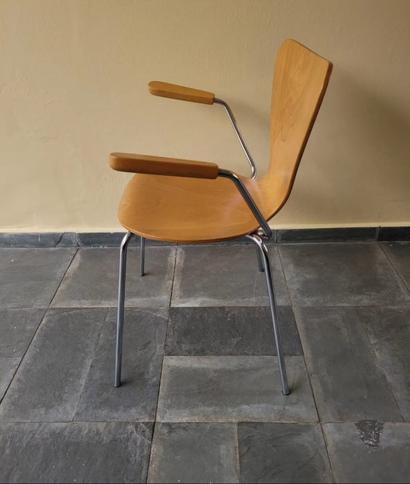 Par de Cadeiras "Ant" com Braços - Arne Jacobsen