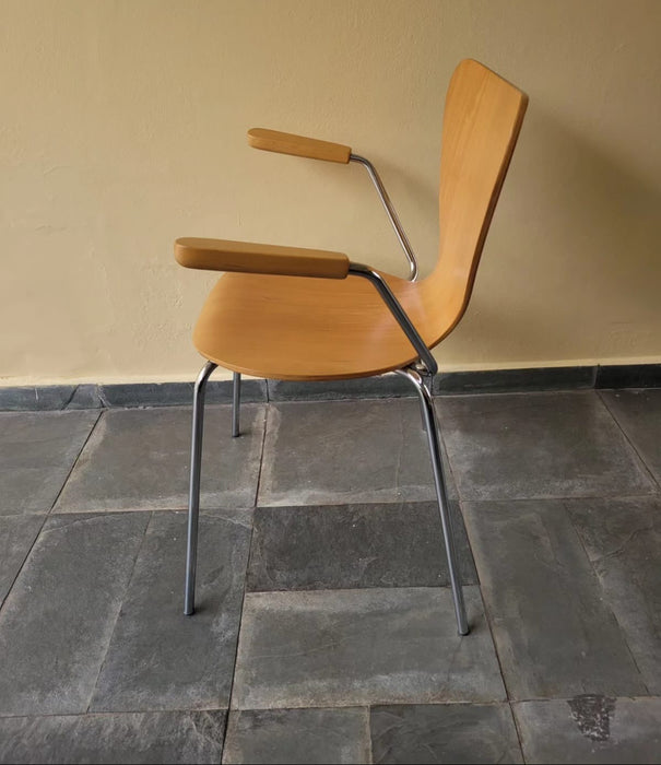 Par de Cadeiras "Ant" com Braços - Arne Jacobsen