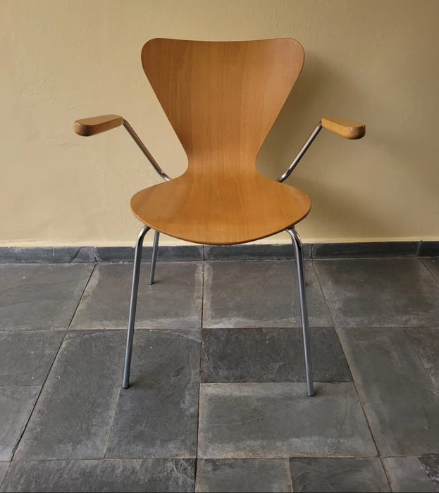 Par de Cadeiras "Ant" com Braços - Arne Jacobsen