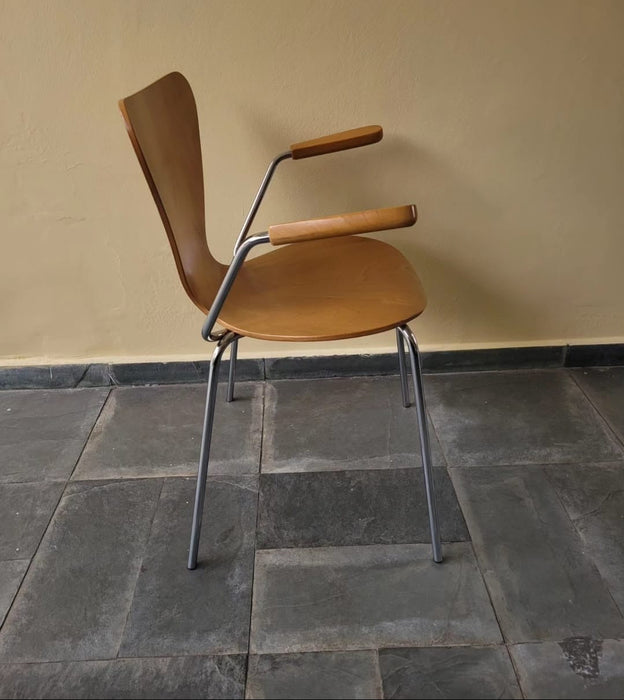 Par de Cadeiras "Ant" com Braços - Arne Jacobsen