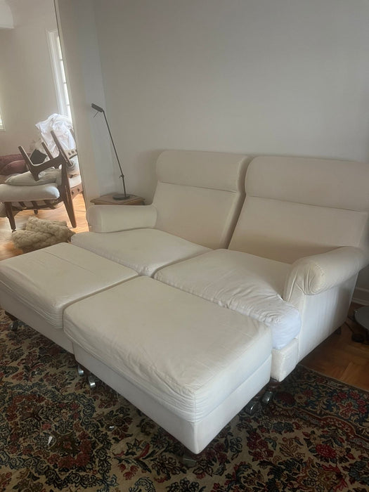 Par de Poltronas com Capa em Sarja Branca e 2 Puffs – Artefacto