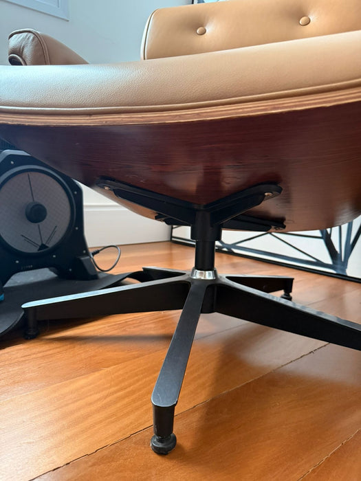 Poltrona "Eames" com Banqueta