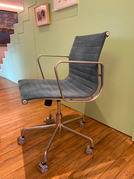 Cadeira de Escritório "Eames" Aluminium – Charles Eames para Herança Cultural
