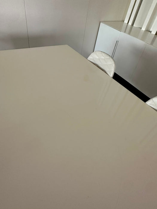 Mesa de Jantar em Resina Branca de Alto Brilho - Marcenaria