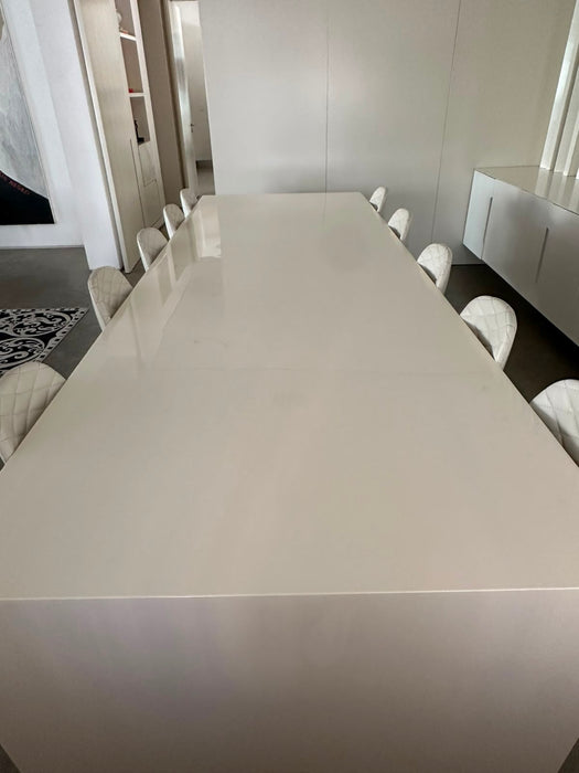 Mesa de Jantar em Resina Branca de Alto Brilho - Marcenaria