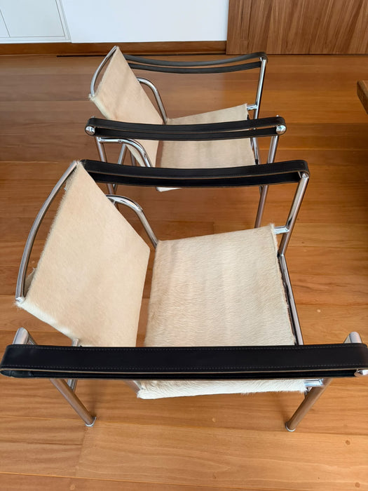 Par de Poltronas "LC1" – Le Corbusier para Forma