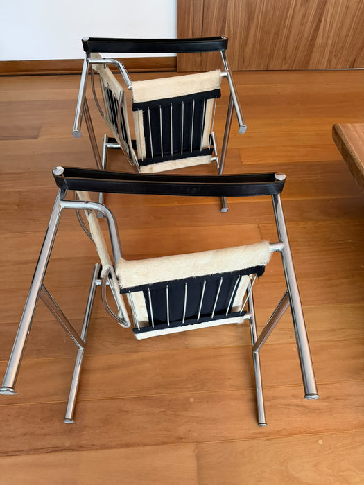 Par de Poltronas "LC1" – Le Corbusier para Forma