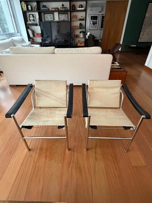 Par de Poltronas "LC1" – Le Corbusier para Forma