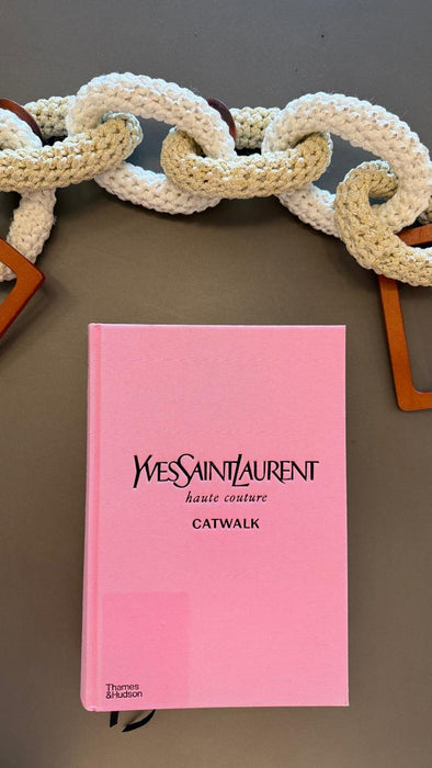 Lote com 4 Livros Decorativos de Moda e Viagem (Prada, Dior, Yves e Palm Beach)