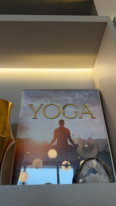 Livro "A Word Of Yoga" - Leo Lourdes
