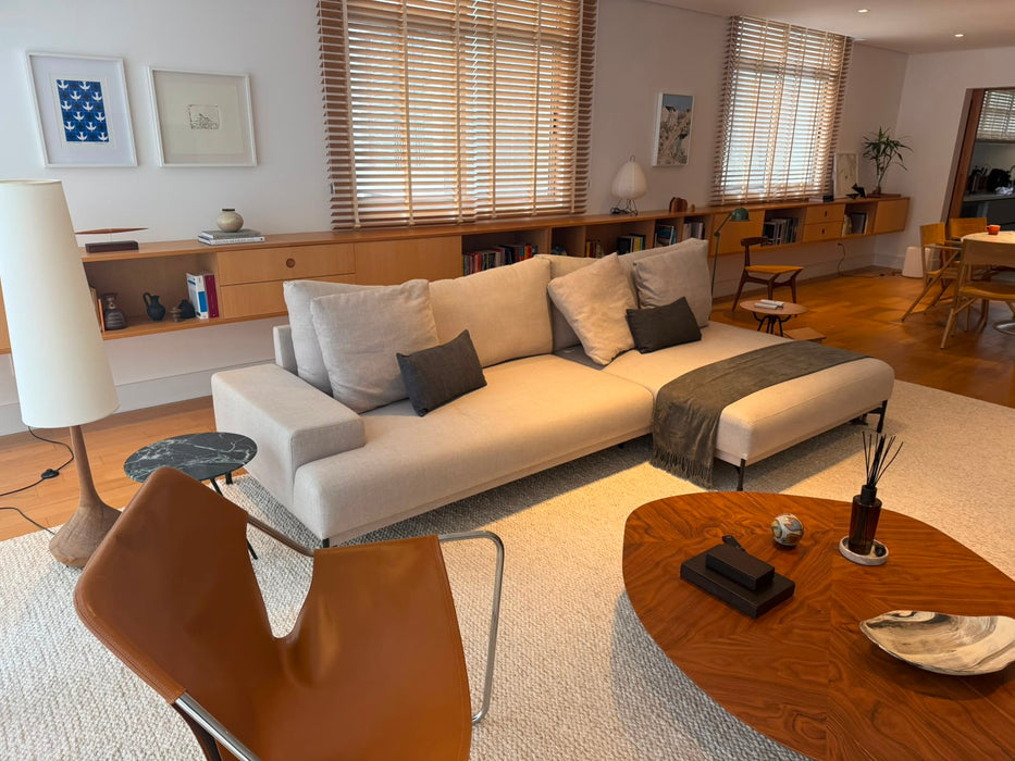 Sofá “Biggy” com Chaise – Fernando Jaeger