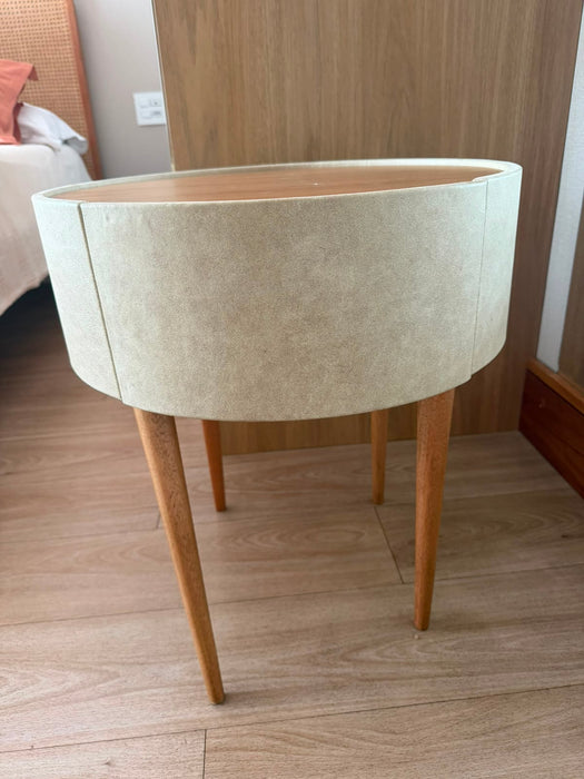Mesa Lateral em Couro – Quarto&Etc