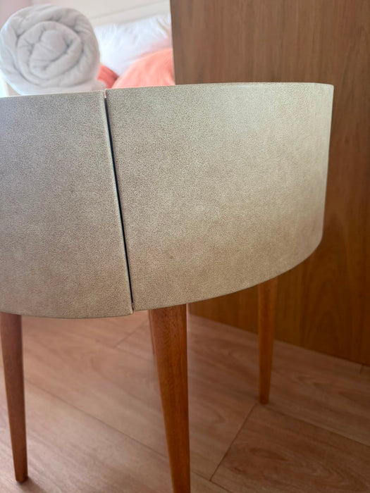 Mesa Lateral em Couro – Quarto&Etc