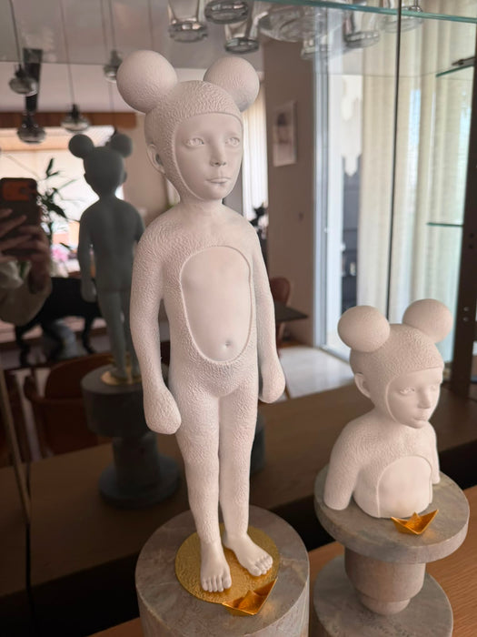 Escultura "Menino Beija Flor" - Marché Art de Vie
