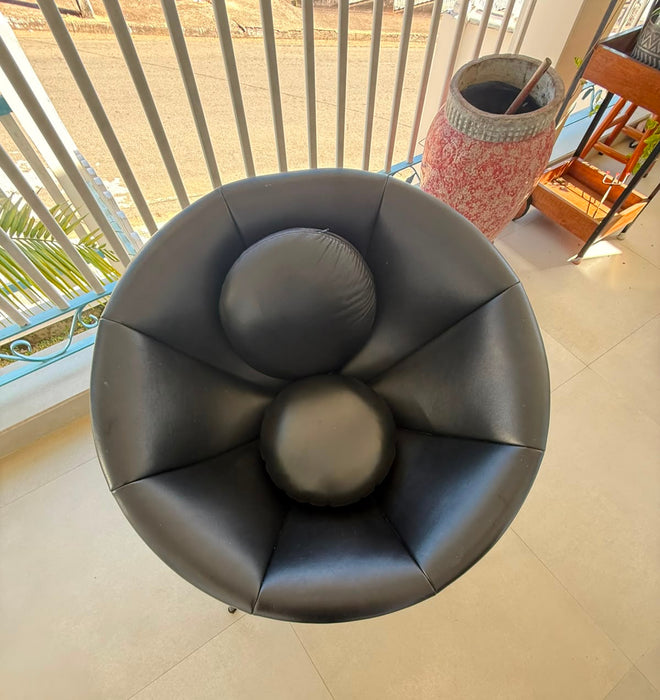 Poltrona “Bardi’s Bowl” em Couro Preto – Lina Bo Bardi para Arper