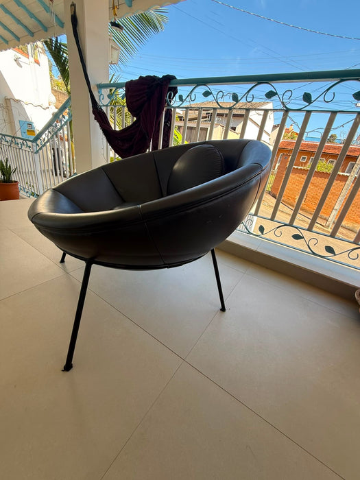 Poltrona “Bardi’s Bowl” em Couro Preto – Lina Bo Bardi para Arper