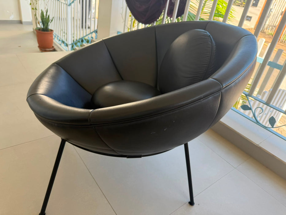 Poltrona “Bardi’s Bowl” em Couro Preto – Lina Bo Bardi para Arper