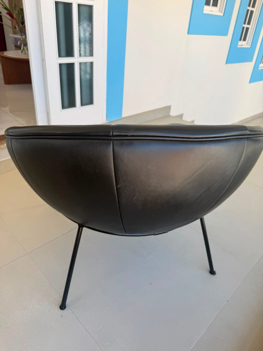 Poltrona “Bardi’s Bowl” em Couro Preto – Lina Bo Bardi para Arper