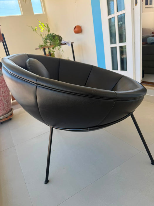 Poltrona “Bardi’s Bowl” em Couro Preto – Lina Bo Bardi para Arper