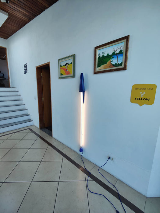 Luminária "Caneta Bic" Gigante Azul