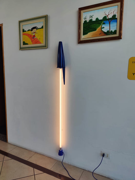 Luminária "Caneta Bic" Gigante Azul