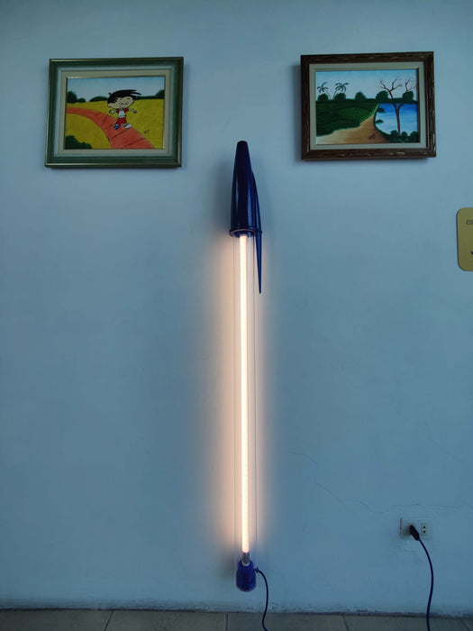 Luminária "Caneta Bic" Gigante Azul