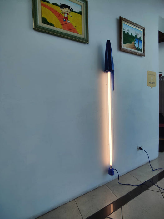 Luminária "Caneta Bic" Gigante Azul