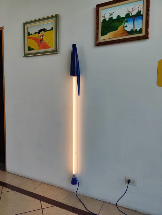 Luminária "Caneta Bic" Gigante Azul