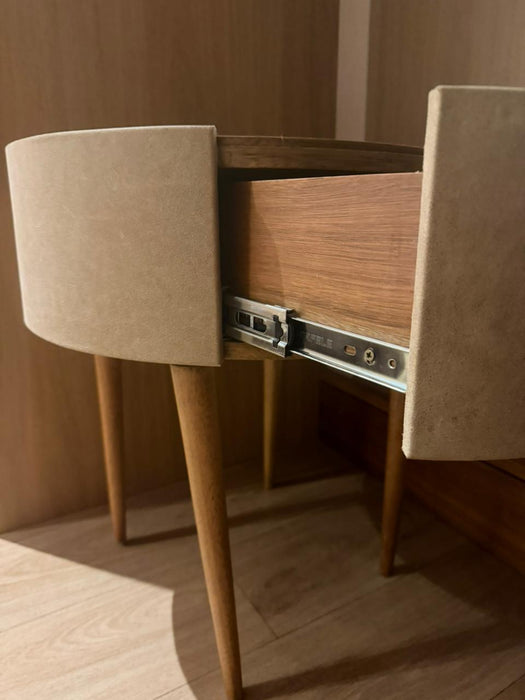 Mesa Lateral em Couro – Quarto&Etc