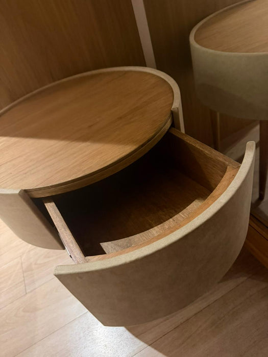 Mesa Lateral em Couro – Quarto&Etc