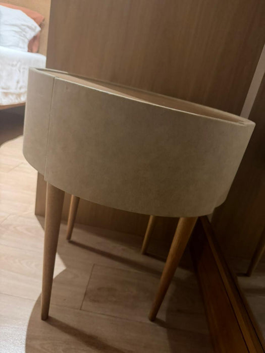 Mesa Lateral em Couro – Quarto&Etc