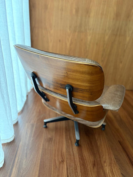 Poltrona "Charles Eames" com Banqueta