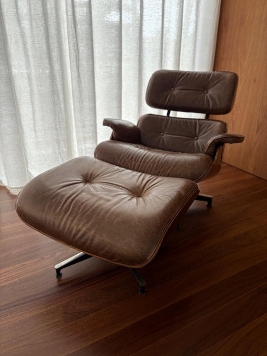 Poltrona "Charles Eames" com Banqueta