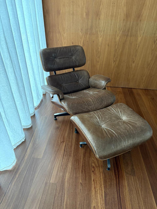 Poltrona "Charles Eames" com Banqueta