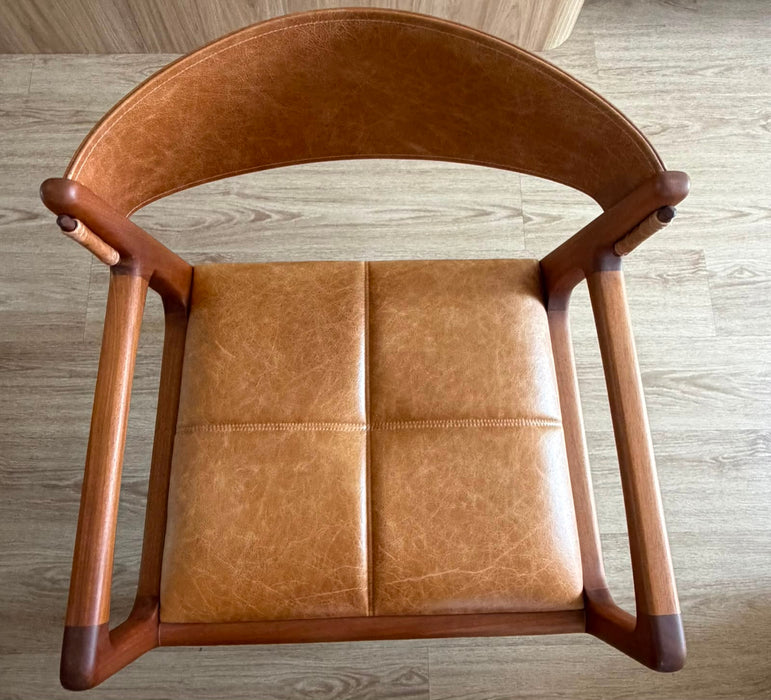 Conjunto de 4 Cadeiras “Helga” com Braços em Couro – Estúdio Bola