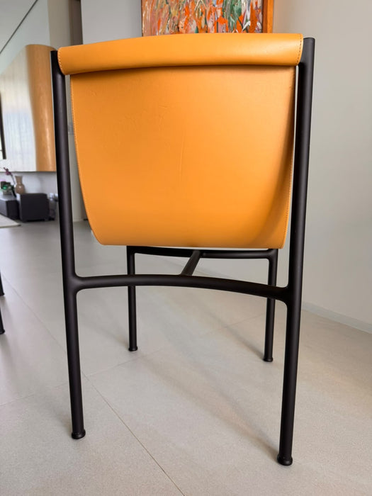 Conjunto com 8 Cadeiras "Crosby" sem Braços em Couro Caramelo – Jader Almeida