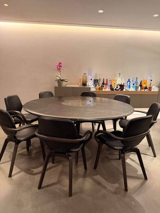 Conjunto com 8 Cadeiras “Mia” com Braços em Couro – Jader Almeida