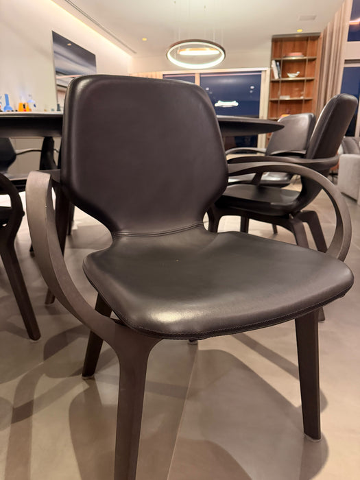 Conjunto com 8 Cadeiras “Mia” com Braços em Couro – Jader Almeida