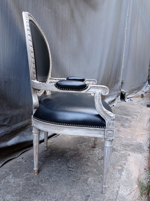 Conjunto de 14 Cadeiras Francesas com Braço- Claridge
